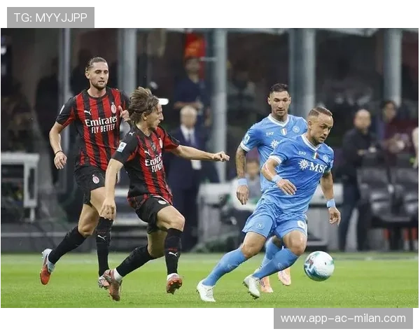 AC米兰中路连续渗透，莱奥横敲形成绝佳机会