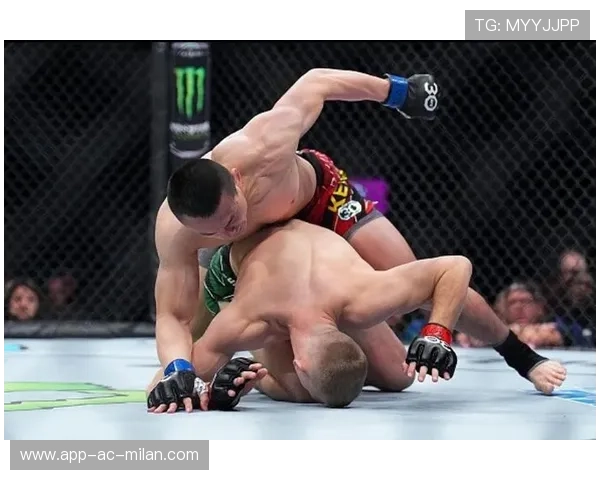 UFC拳手被KO倒地后自己站起来鼓掌